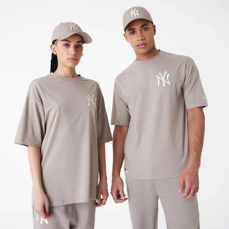 Men's T-shirts lightweight green-New York Yankees League Essential Beige Oversized T-Shirt